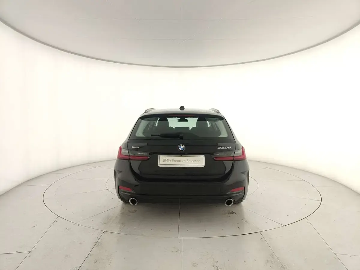 Usata BMW 330 286 CV (210 kW) 2023 Black sapphire metallizzato Station wagon