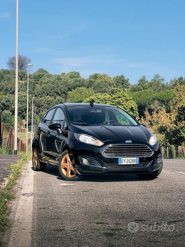 Nero Usata 2015 Ford Fiesta Business Edition Due volumi | 5000 € (Ottimo prezzo) - Immagine 1/4