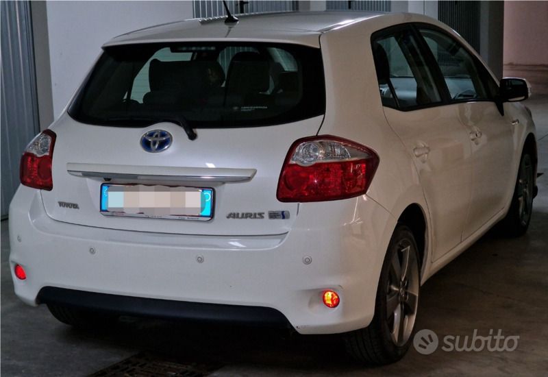 Usata Toyota Auris Hybrid Executive 99 CV (72 kW) 2011 Bianco Berlina
