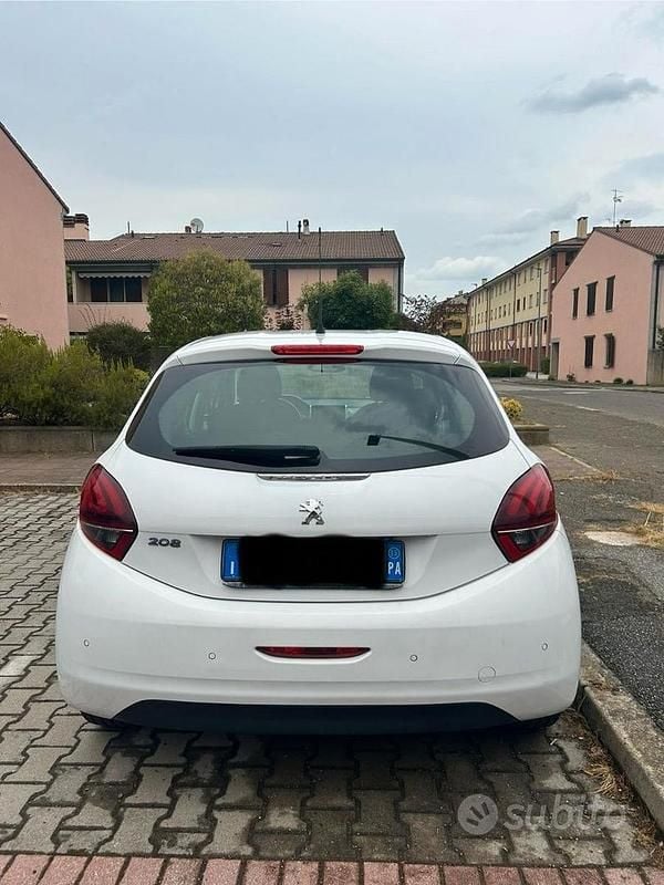 Usata Peugeot 208 Allure 82 CV (60 kW) 2015 Bianco Utilitaria