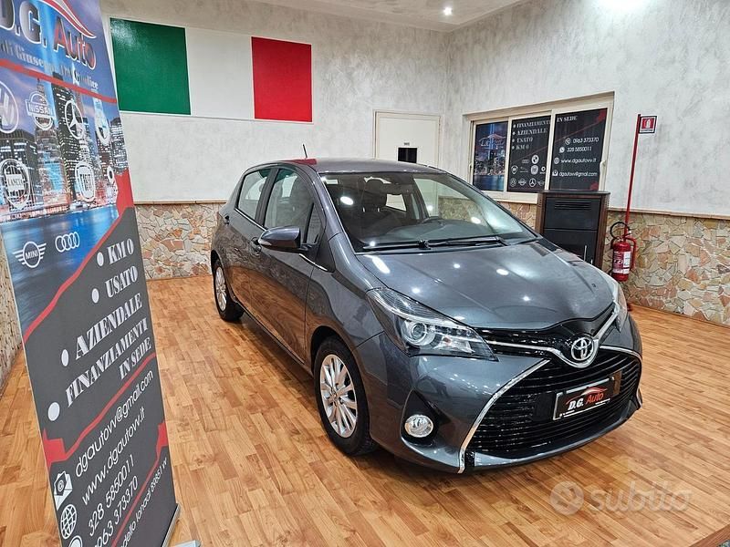Usata Toyota Yaris Style 90 CV (66 kW) 2014 Grigio Utilitaria