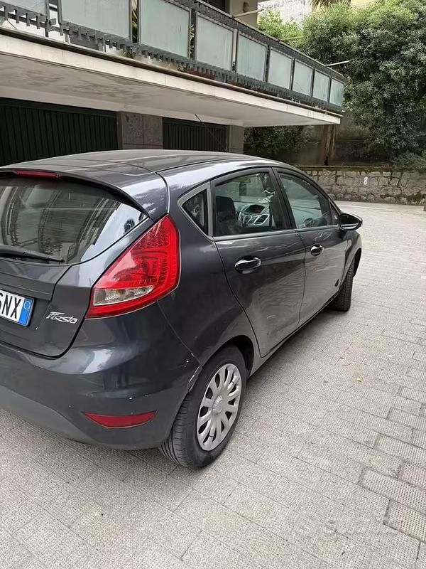 Usata Ford Fiesta Titanium 68 CV (50 kW) 2009 Grigio Utilitaria