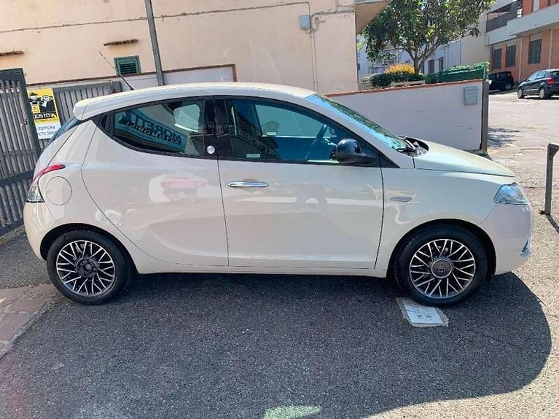 Usata Lancia Ypsilon Gold 69 CV (50 kW) 2017 Beige Utilitaria