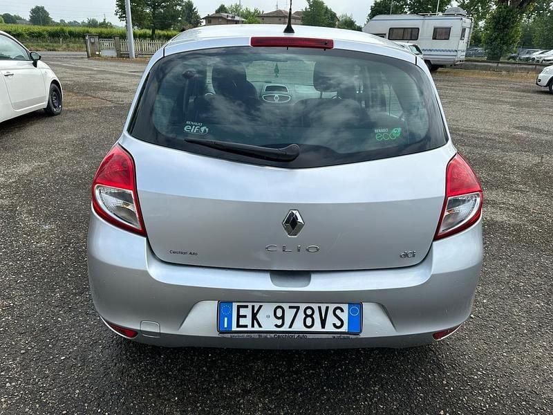Usata Renault Clio II 75 CV (55 kW) 2011 Argento Berlina