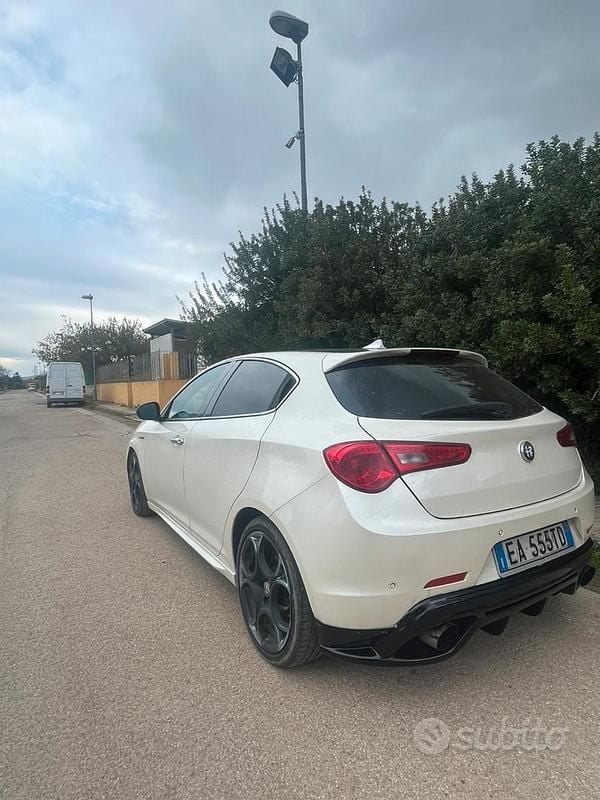 Usata Alfa Romeo Giulietta Exclusive 170 CV (125 kW) 2010 Bianco Utilitaria