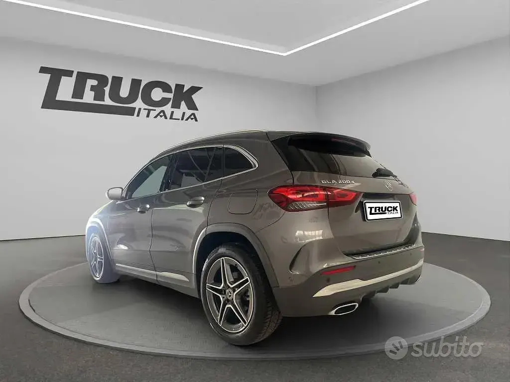 Usata Mercedes GLA200 Premium 150 CV (110 kW) 2022 Grigio montagna metallizzato SUV