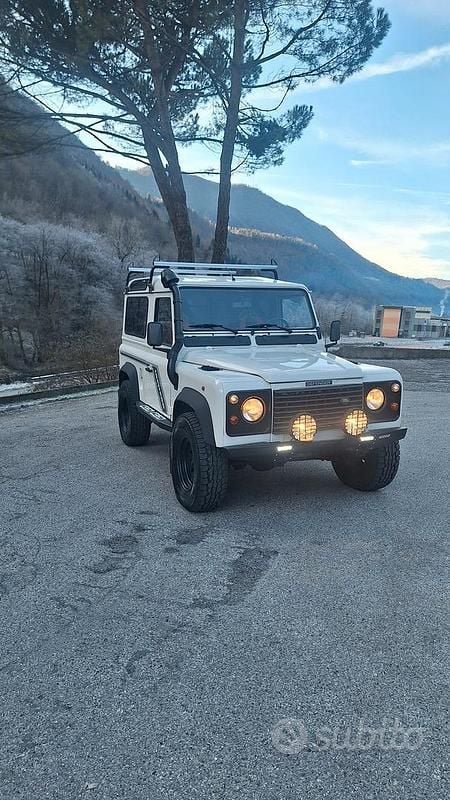 Bianco Usata 1998 Land Rover Defender SUV | 23.000 € (Buon prezzo) - Immagine 1/4