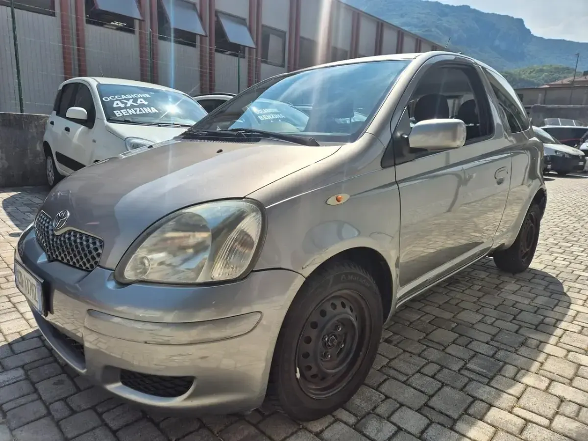 Usata Toyota Yaris 65 CV (47 kW) 2003 Argento Berlina
