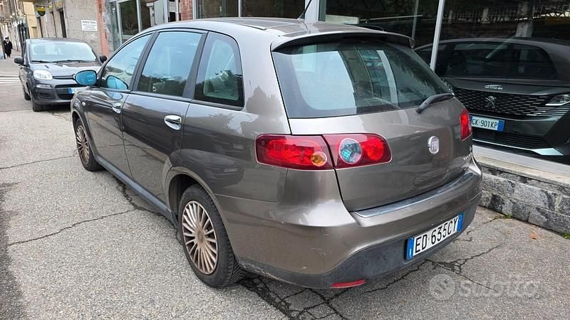 Usata Fiat Croma Active 120 CV (88 kW) 2010 Marrone Station wagon