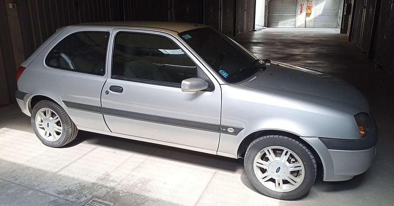 Usata Ford Fiesta Zetec 75 CV (55 kW) 2001 Argento Berlina