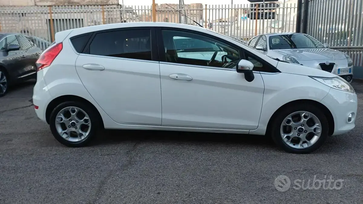 Usata Ford Fiesta Titanium 70 CV (51 kW) 2012 Bianco Berlina