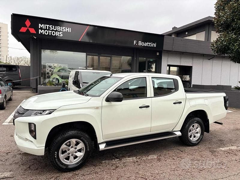 Usata Mitsubishi L200 Invite 150 CV (110 kW) 2022 Bianco Pick-up