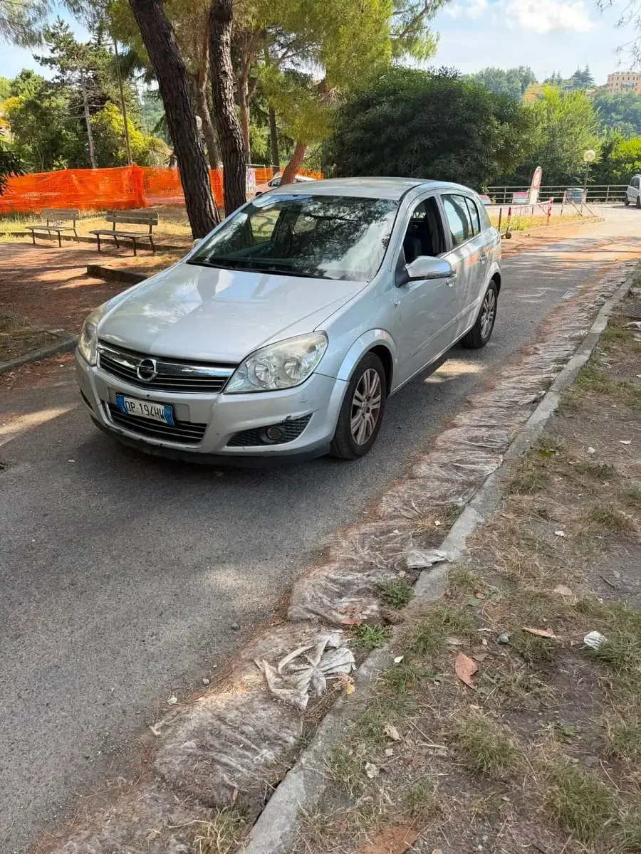 Usata Opel Astra Cosmo 101 CV (74 kW) 2008 Argento Berlina