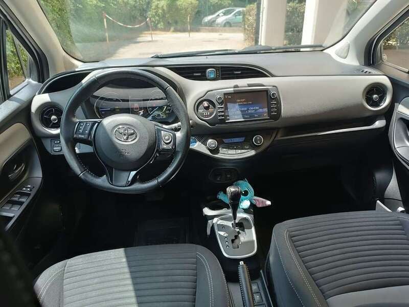 Usata Toyota Yaris Hybrid Active 73 CV (53 kW) 2018 Bianco Berlina
