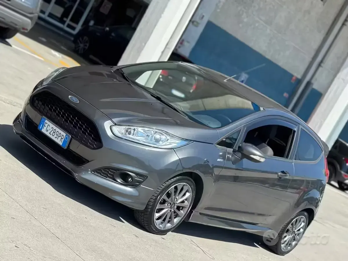 Usata Ford Fiesta ST-Line 125 CV (91 kW) 2017 Grigio Utilitaria