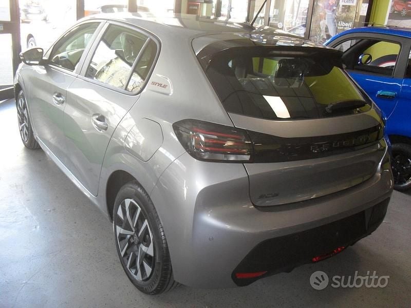 Nuova Peugeot 208 Active 101 CV (74 kW) 2025 Grigio Utilitaria