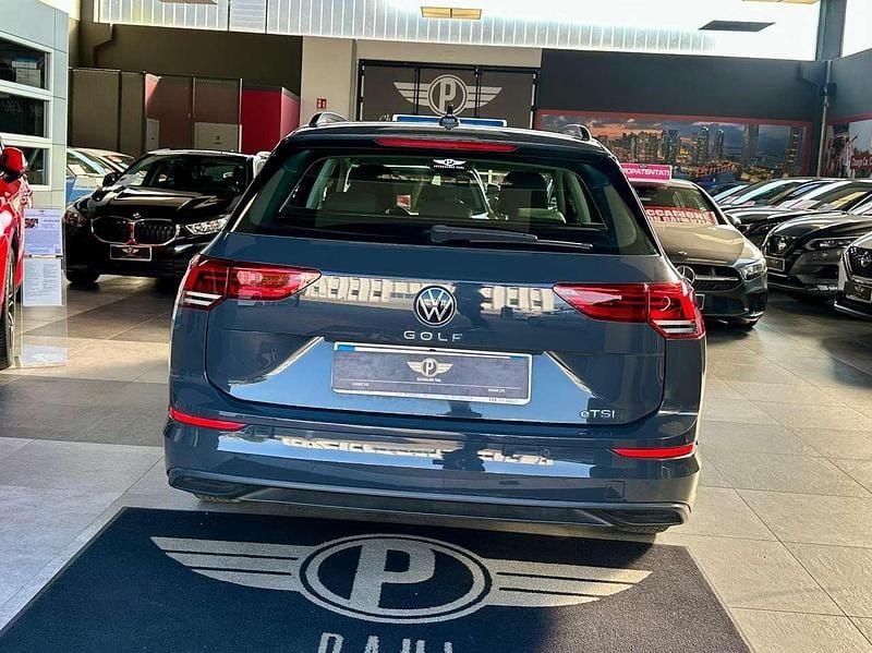 Usata VW Golf VIII Life 131 CV (96 kW) 2021 Grigio urano pastello Station wagon