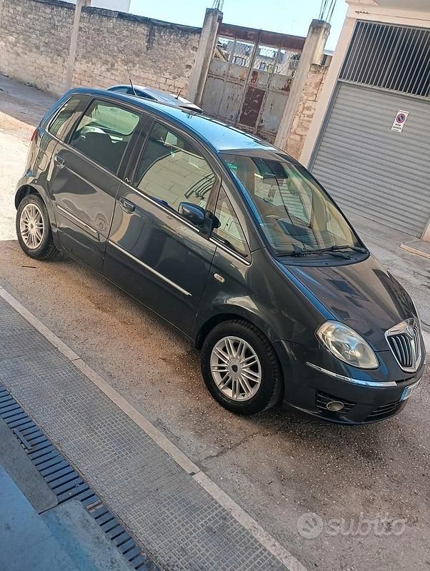 Usata Lancia Musa 75 CV (55 kW) 2008 Grigio Monovolume