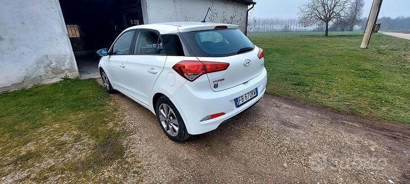 Usata Hyundai i20 Style 75 CV (55 kW) 2015 Bianco Utilitaria