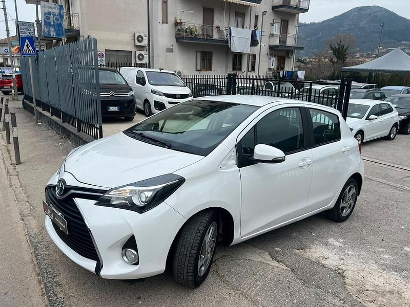 Usata Toyota Yaris Hybrid Active 74 CV (54 kW) 2015 Bianco Berlina