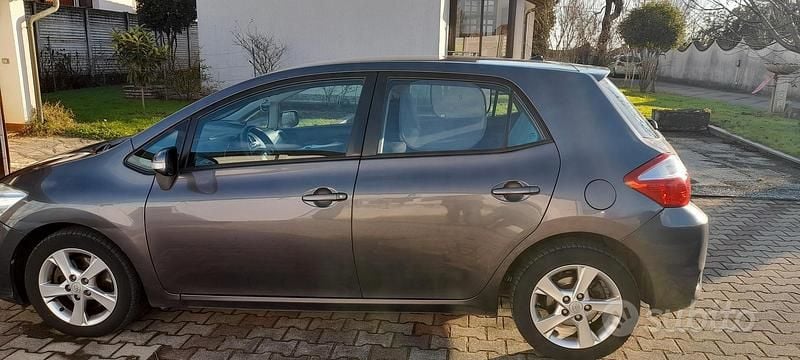 Usata Toyota Auris Sol 126 CV (92 kW) 2010 Marrone Berlina