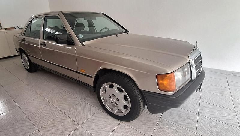 Usata Mercedes 190 122 CV (89 kW) 1988 Marrone Berlina