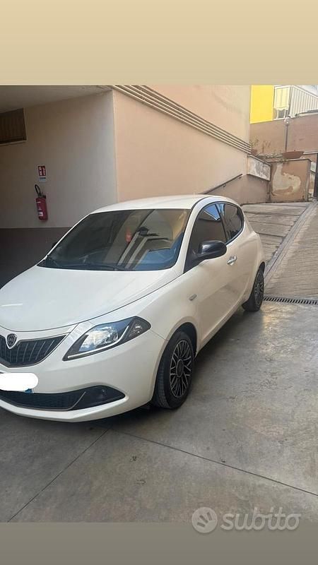 Usata Lancia Ypsilon Gold 95 CV (69 kW) 2018 Bianco Utilitaria