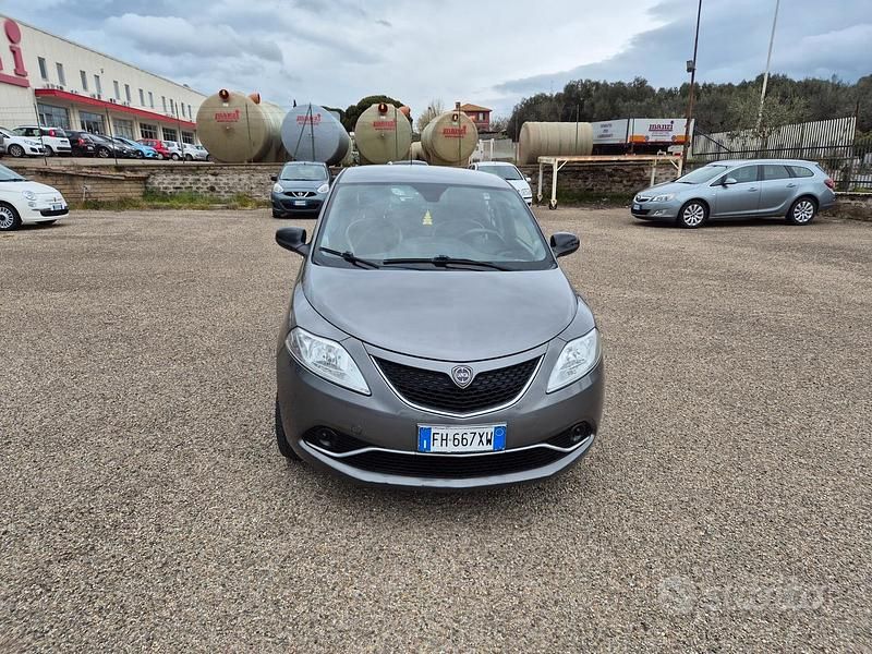 Usata Lancia Ypsilon Gold 69 CV (50 kW) 2017 Grigio Utilitaria