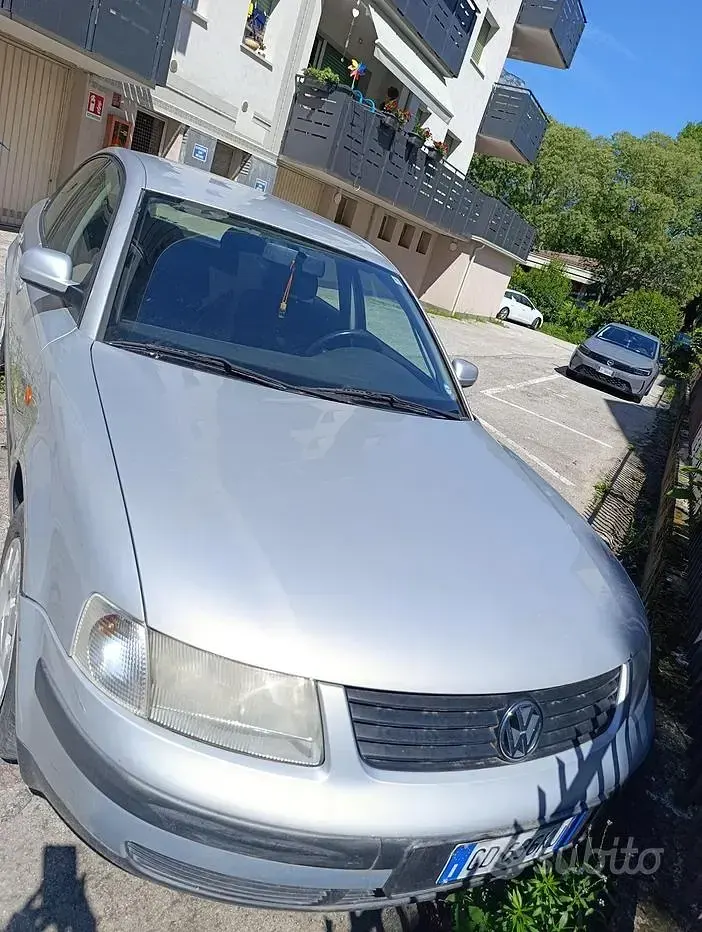 Usata VW Passat 101 CV (74 kW) 1997 Grigio Berlina