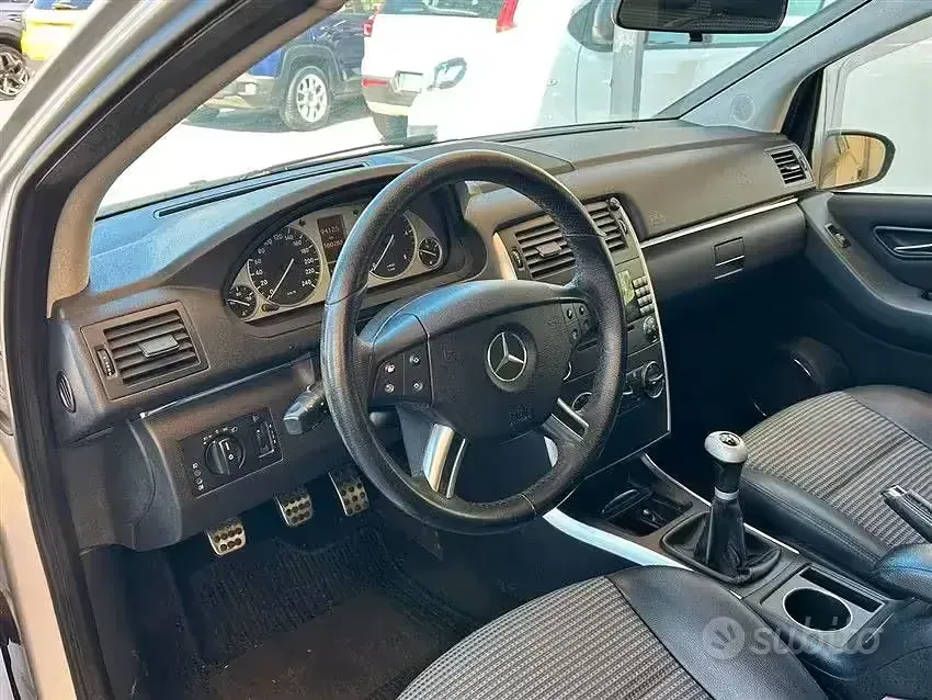 Usata Mercedes B200 140 CV (102 kW) 2008 Rosso Monovolume