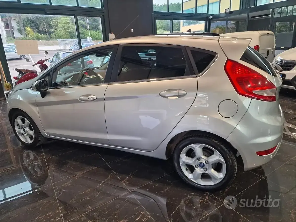 Usata Ford Fiesta 97 CV (71 kW) 2011 Grigio Berlina