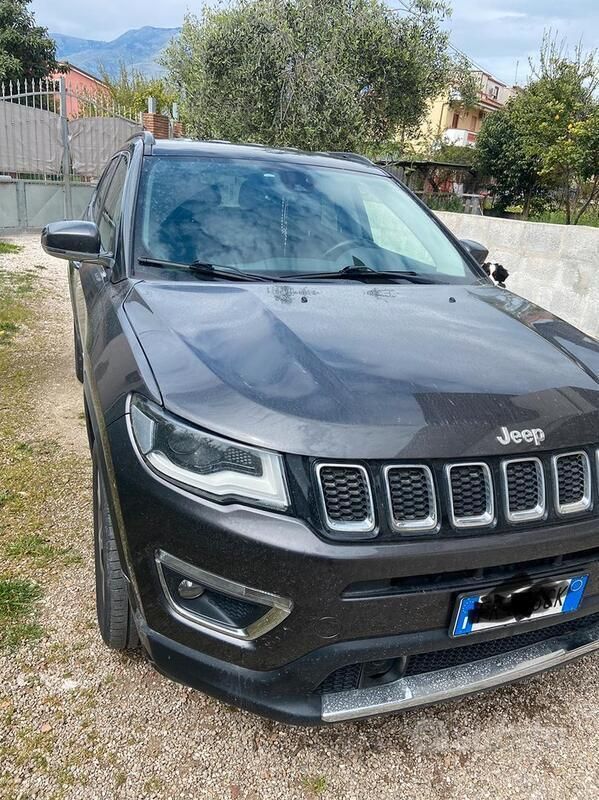 Grigio Usata 2018 Jeep Compass SUV | 15.000 € (Buon prezzo) - Immagine 1/4