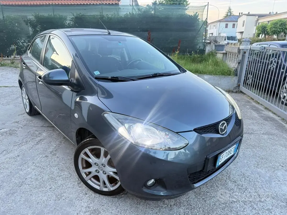 Usata Mazda 2 Inclusive 86 CV (63 kW) 2011 Grigio Utilitaria