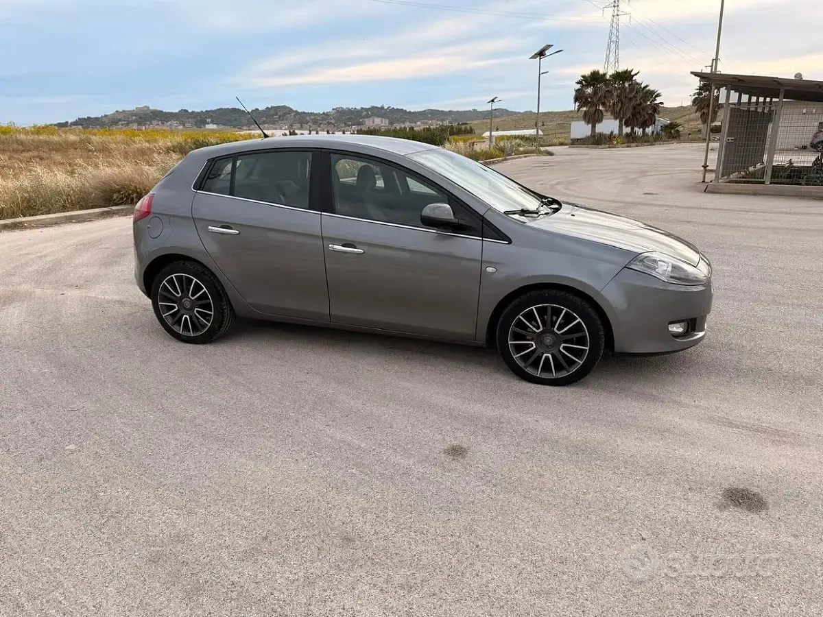 Usata Fiat Bravo 120 CV (88 kW) 2012 Grigio Utilitaria