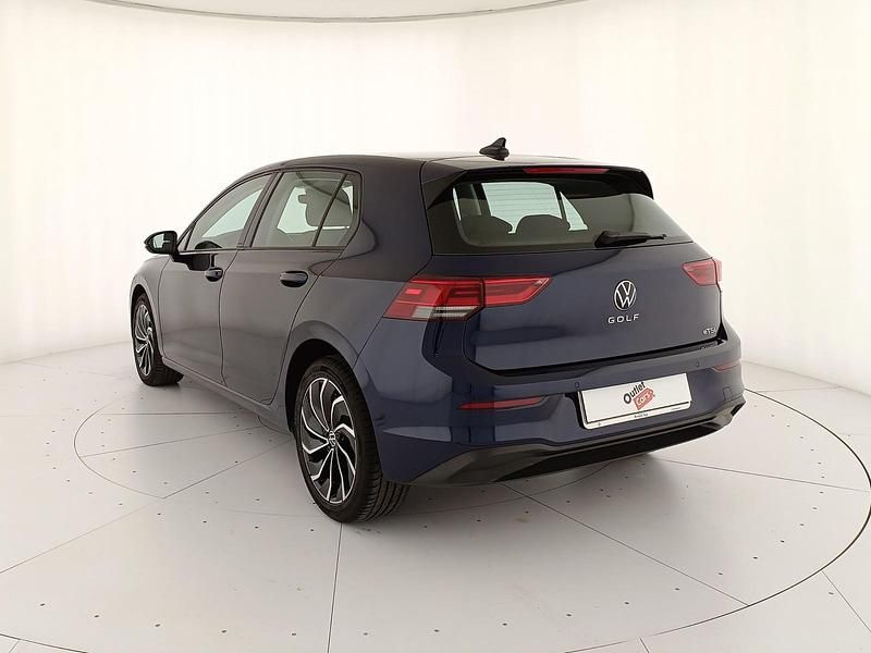 Usata VW Golf VIII Life 110 CV (80 kW) 2023 Atlantic blue metallizzato Berlina