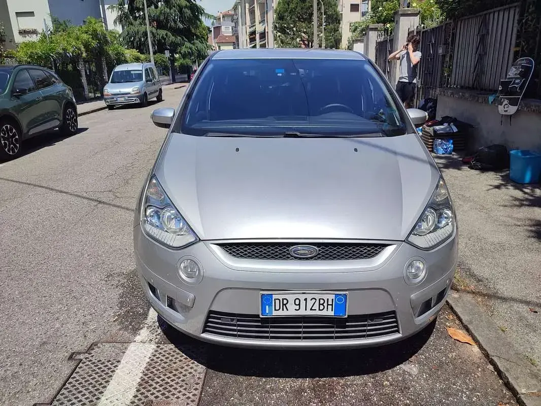Usata Ford S-MAX Titanium 145 CV (106 kW) 2008 Argento Monovolume
