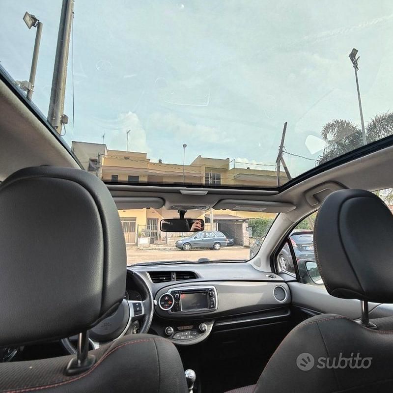 Usata Toyota Yaris Lounge 99 CV (72 kW) 2012 Bianco Utilitaria