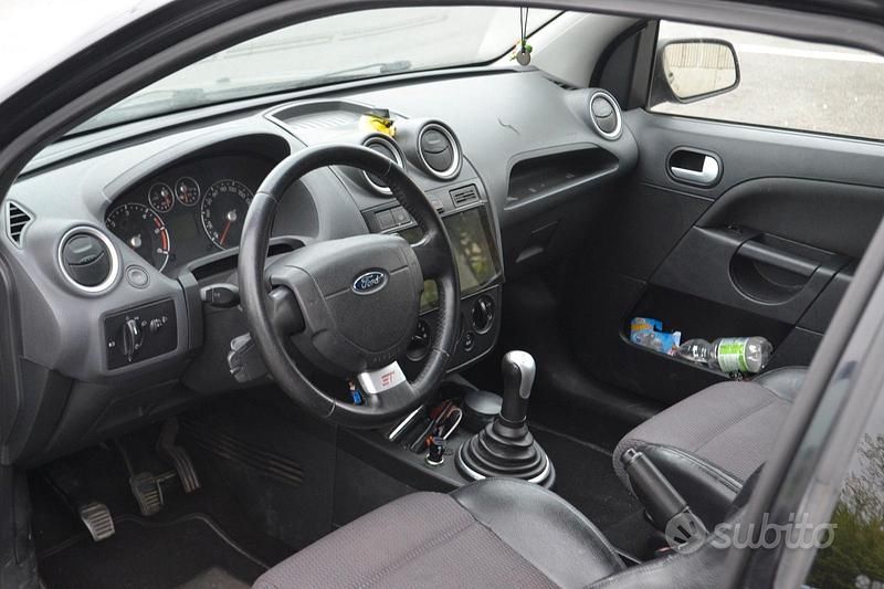 Usata Ford Fiesta S 90 CV (66 kW) 2006 Nero Utilitaria