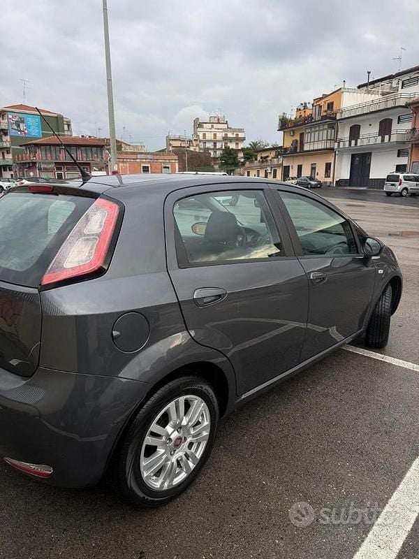 Usata Fiat Punto Easy 69 CV (50 kW) 2012 Grigio Utilitaria