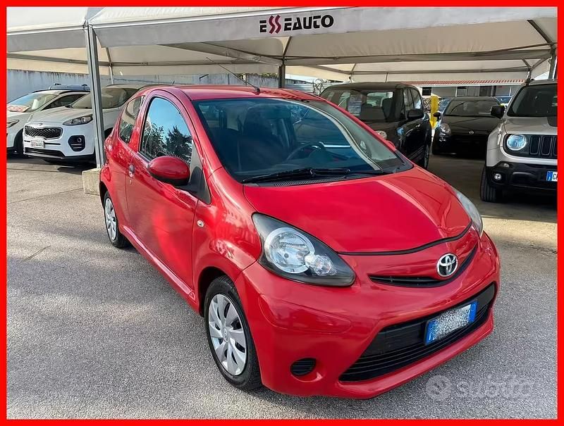 Usata Toyota Aygo Connect Style 68 CV (50 kW) 2012 Rosso Utilitaria
