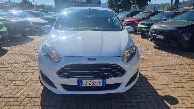 Bianco Usata 2015 Ford Fiesta Titanium Due volumi | 7900 € (Buon prezzo) - Immagine 1/4