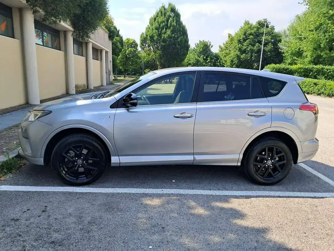 Usata Toyota RAV4 Hybrid 155 CV (114 kW) 2018 Grigio SUV