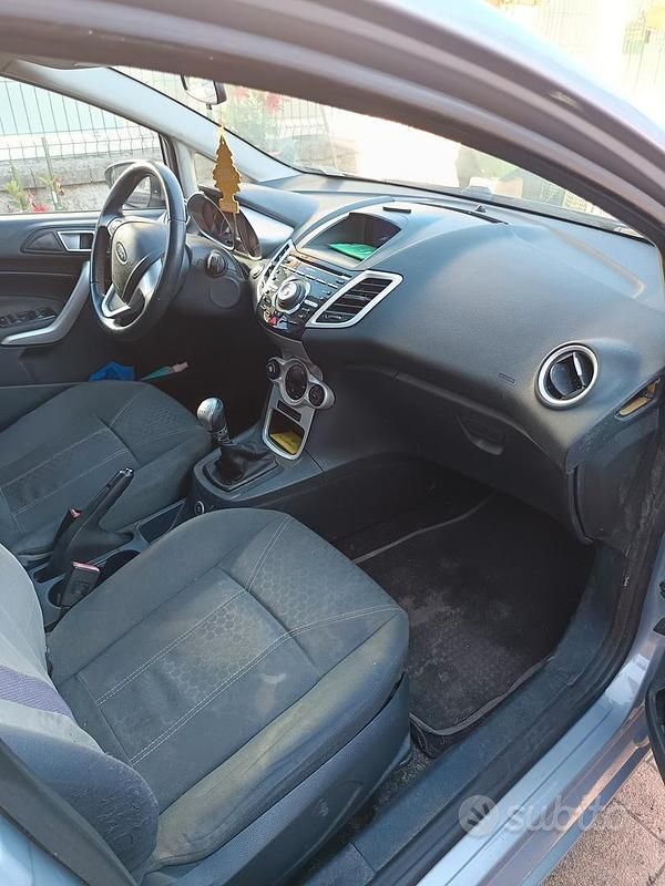 Usata Ford Fiesta 80 CV (58 kW) 2012 Grigio Utilitaria
