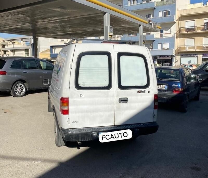 Usata Opel Combo 65 CV (47 kW) 2001 Bianco Monovolume