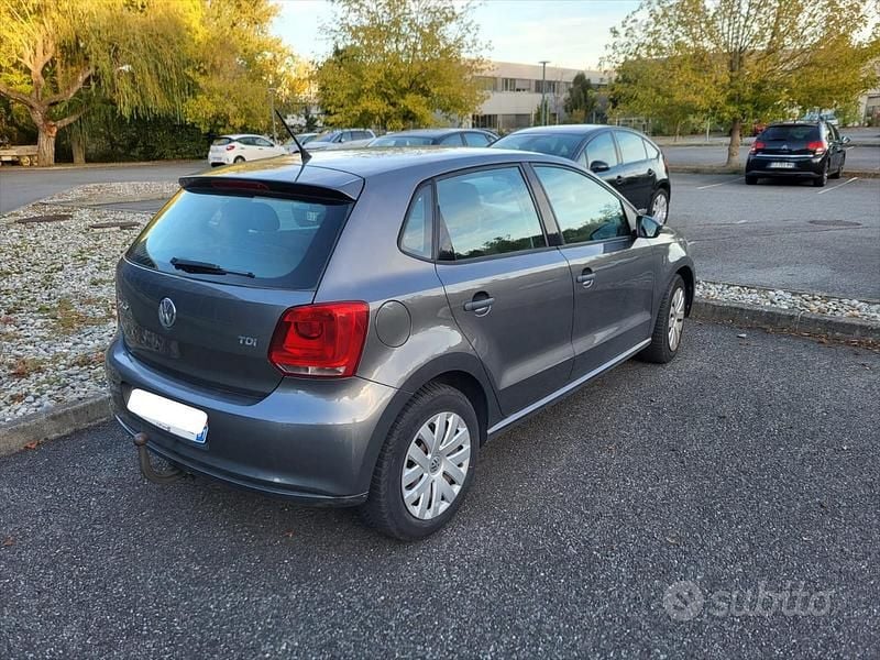 Usado VW Polo 90 CV (66 kW) 2010 Gris Utilitario