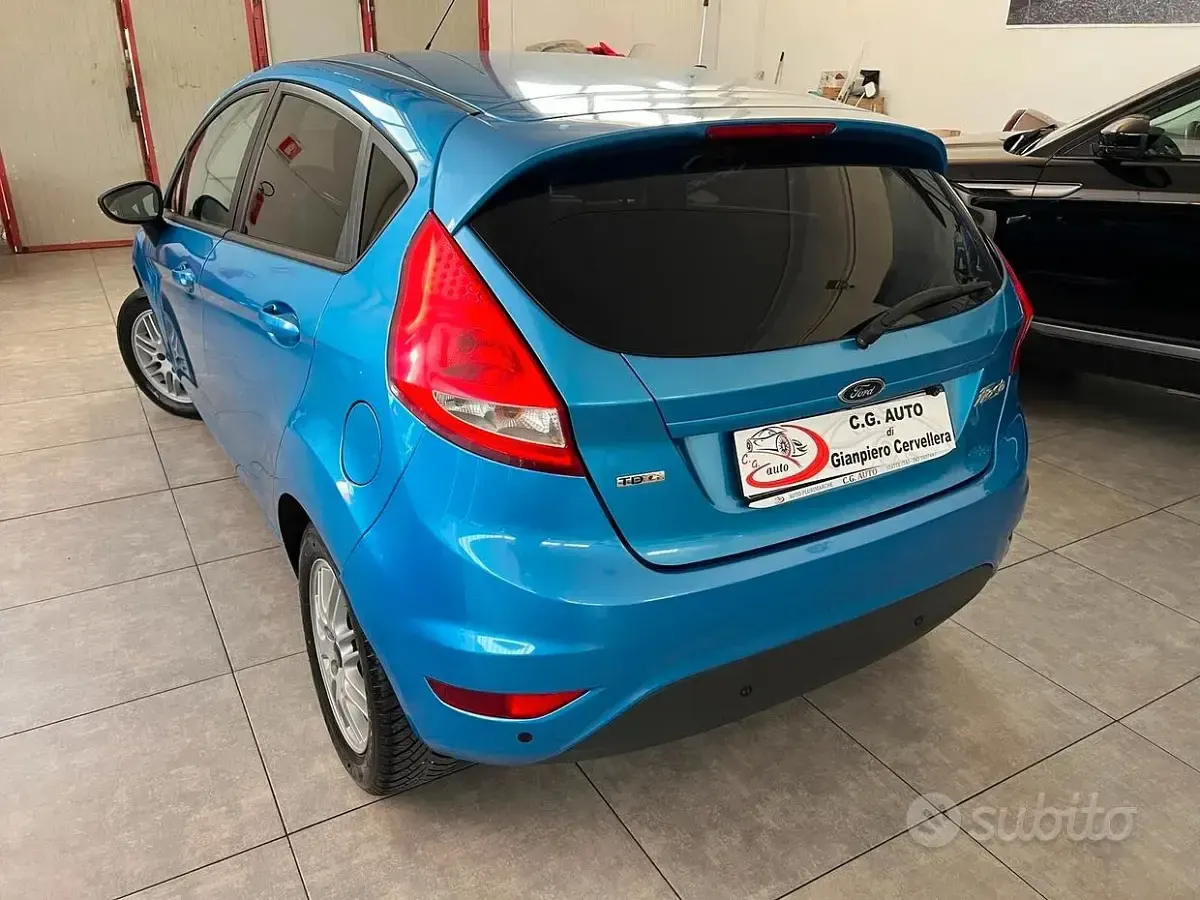 Usata Ford Fiesta Titanium 68 CV (50 kW) 2010 Bluazzurro Berlina
