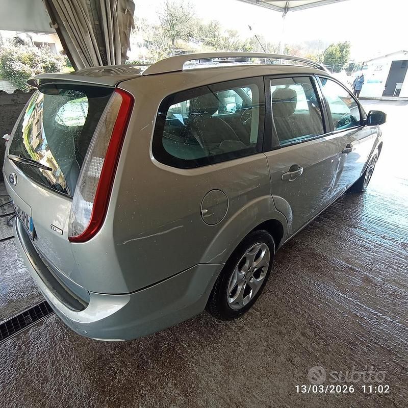 Usata Ford Focus 110 CV (80 kW) 2010 Grigio Station wagon