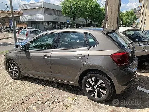 Usado VW Polo Comfortline 90 HP (66 kW) 2021 Cinzento Citadino