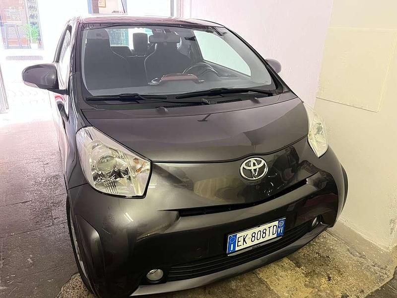 Grigio Usata 2011 Toyota iQ Due volumi | 6800 € (Buon prezzo) - Immagine 1/4