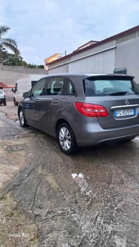 Usata Mercedes B180 110 CV (80 kW) 2012 Grigio Monovolume